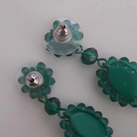 Gorgeous Emerald Green Teardrop Dangle Earrings - Picture 6 of 9